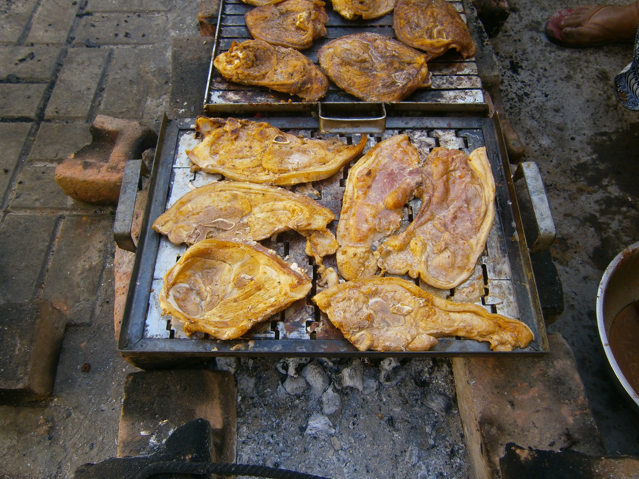 fotografía de Parrilla de chancho hecha sobre una parrilla cocinado con carbón en Perú