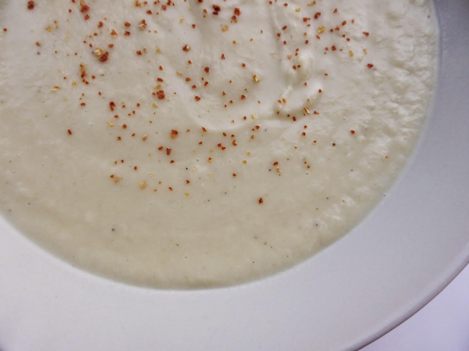 VEGAN - GO FOR IT: BLUMENKOHLCREMESUPPE MIT KOKOSMILCH UND ZITRONE