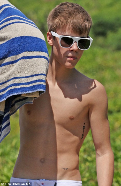 justin bieber selena gomez beach 2011. 2011 2010 makeup Justin Bieber