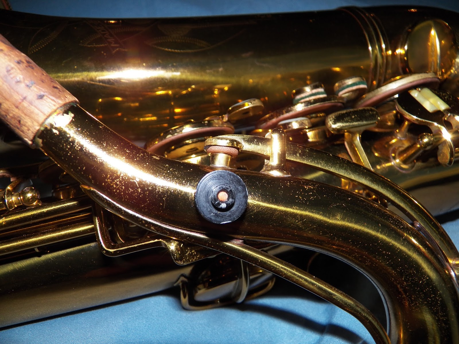 Stuff Sax Removing a Vox microphone pickup from a sax neck