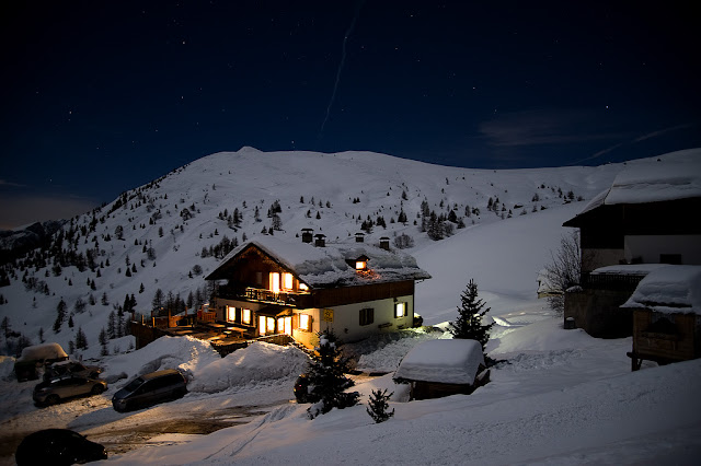Il rifugio Fedare fotografato di notte, con la neve