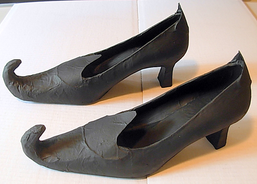 Обувь с острым носом. Туфли ведьмы. Туфли ведьмочки. Обувь для ведьмочки. Ведьминские туфли.