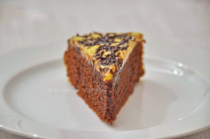 torta al cioccolato fondente con granella di croccante e copertura di crema all’armagnac