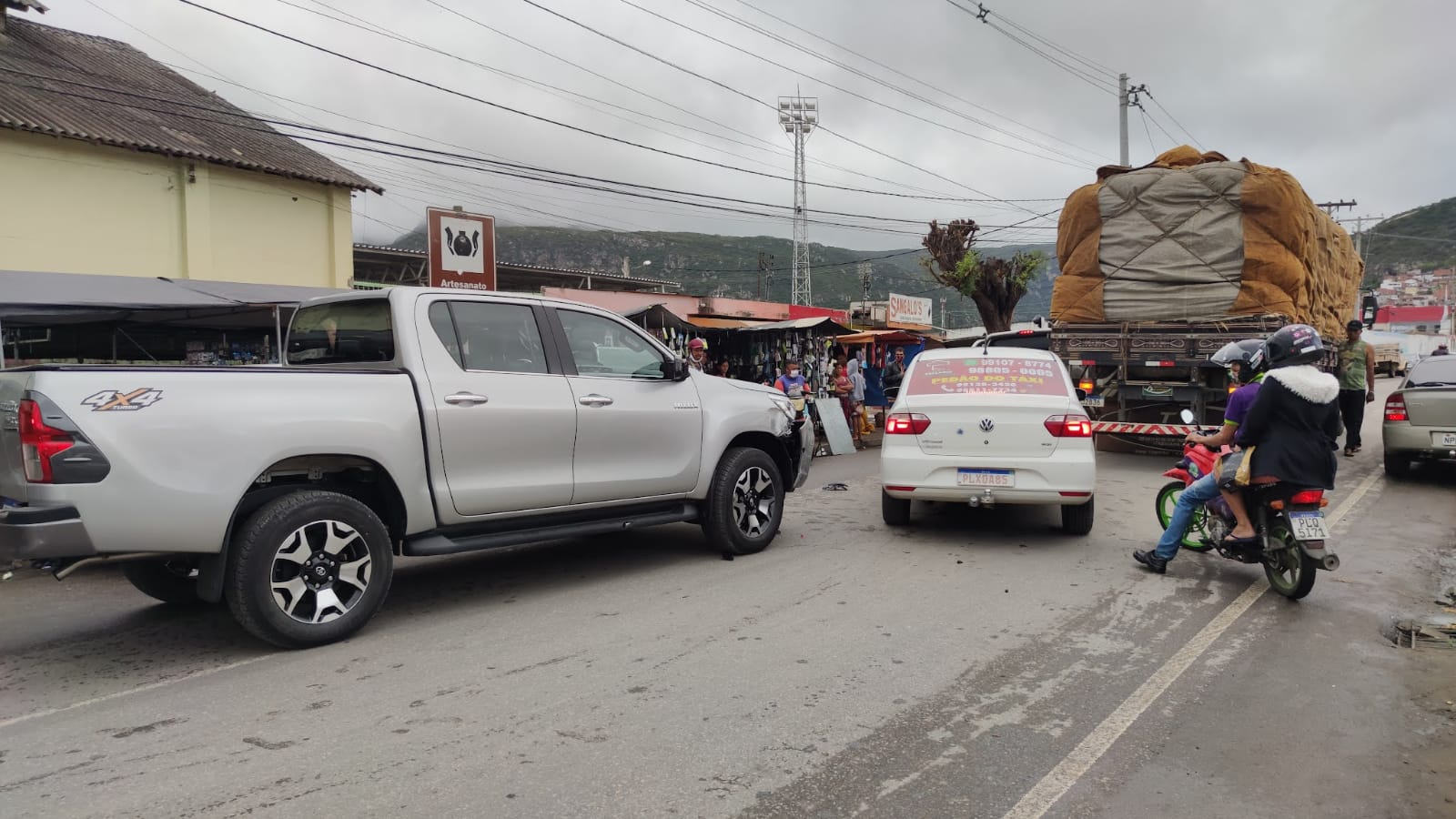 Jacobina: Colisão entre Hilux e caminhão é registrada na região da feira livre