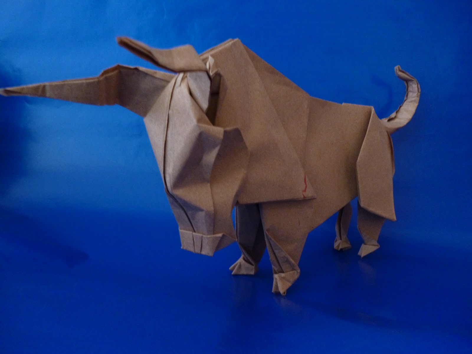 la magia de doblar papel cómo hacer un Toro en origami...