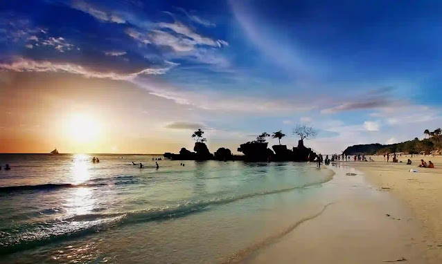 Top 5 Best Tourist Destination in The Philippines 5 Best Attractions in the Philippines Next, we will discuss Philippine tourist destinations that you can visit while on vacation there. Boracay There is a reason that Boracay Island is considered the beach capital of the Philippines because there are more than 12 beaches.