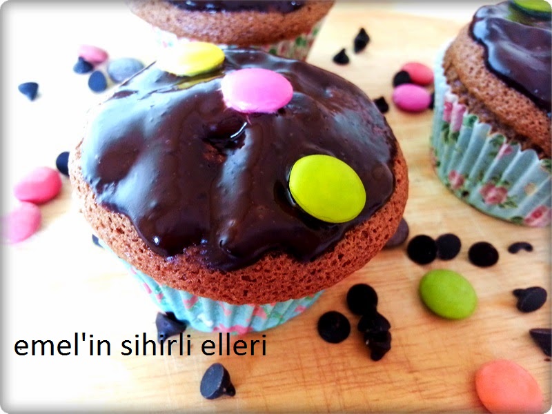 BONİBONLU PUDİNGLİ CUP KEK (CUP CAKE WITH CANDY) Emel�in Sihirli Elleri