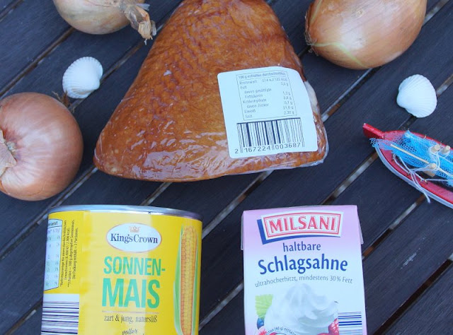 Rezept: Das Segler-Gericht. Ein unkompliziertes Familien-Essen aus Vorräten. Aus haltbaren Zutaten wie geräucherter Putenbrust, Mais, Zwiebeln und Sahne kocht Ihr schnell ein leckeres Essen.