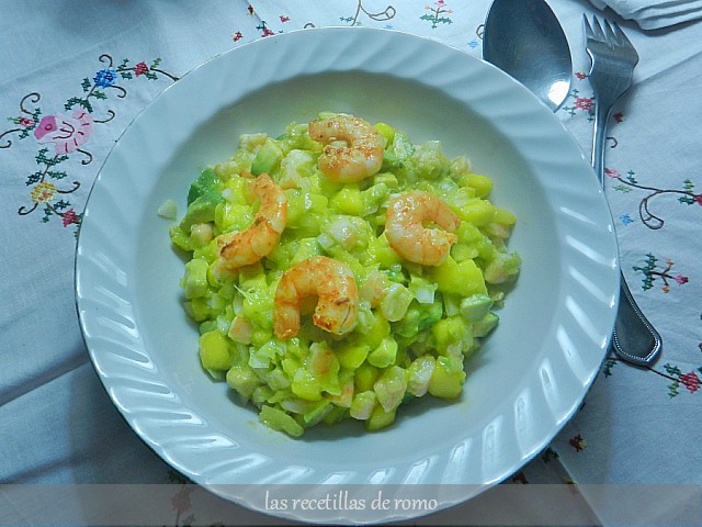 "Ensalada de aguacate, mango y langostinos"