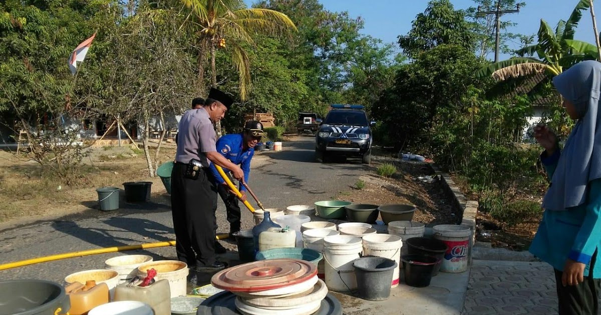 Kabid Humas Polda Jabar Penyaluran Air Bersih Kepada Warga