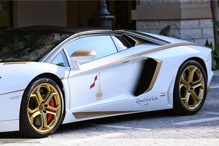 Lamborghini Aventador نسخة مغطاة بالذهب الحقيقي من سيارة لامبورغيني  