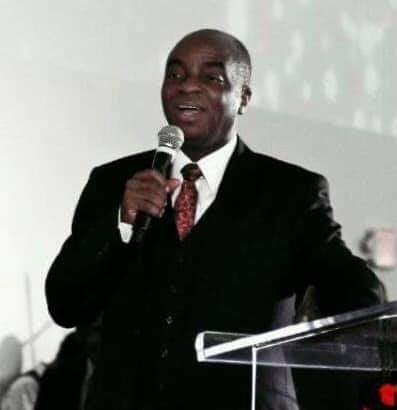 THOSE DAYS BISHOP OYEDEPO WILL WEAR 1 SUIT SWEATING AND PREACHING EVERYDAY TO LESS THAN 100 PEOPLE.