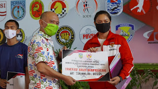 Bupati Jepara Berikan Bantuan Sarpras ke Sejumlah Cabor 1 WhatsApp%2BImage%2B2020 09 11%2Bat%2B11.43.41