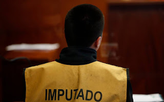 61 días de privación de libertad y el pago de una multa, es la sentencia aplicada hoy por el Juzgado de Garantía de Lautaro a un joven de 19 años de edad, acusado de amenazar de muerte y agredir a personal del Hospital de la comuna, donde además ocasionó daños. 61 días de privación de libertad y el pago de una multa, es la sentencia aplicada hoy por el Juzgado de Garantía de Lautaro a un joven de 19 años de edad, acusado de amenazar de muerte y agredir a personal del Hospital de la comuna, donde además ocasionó daños.