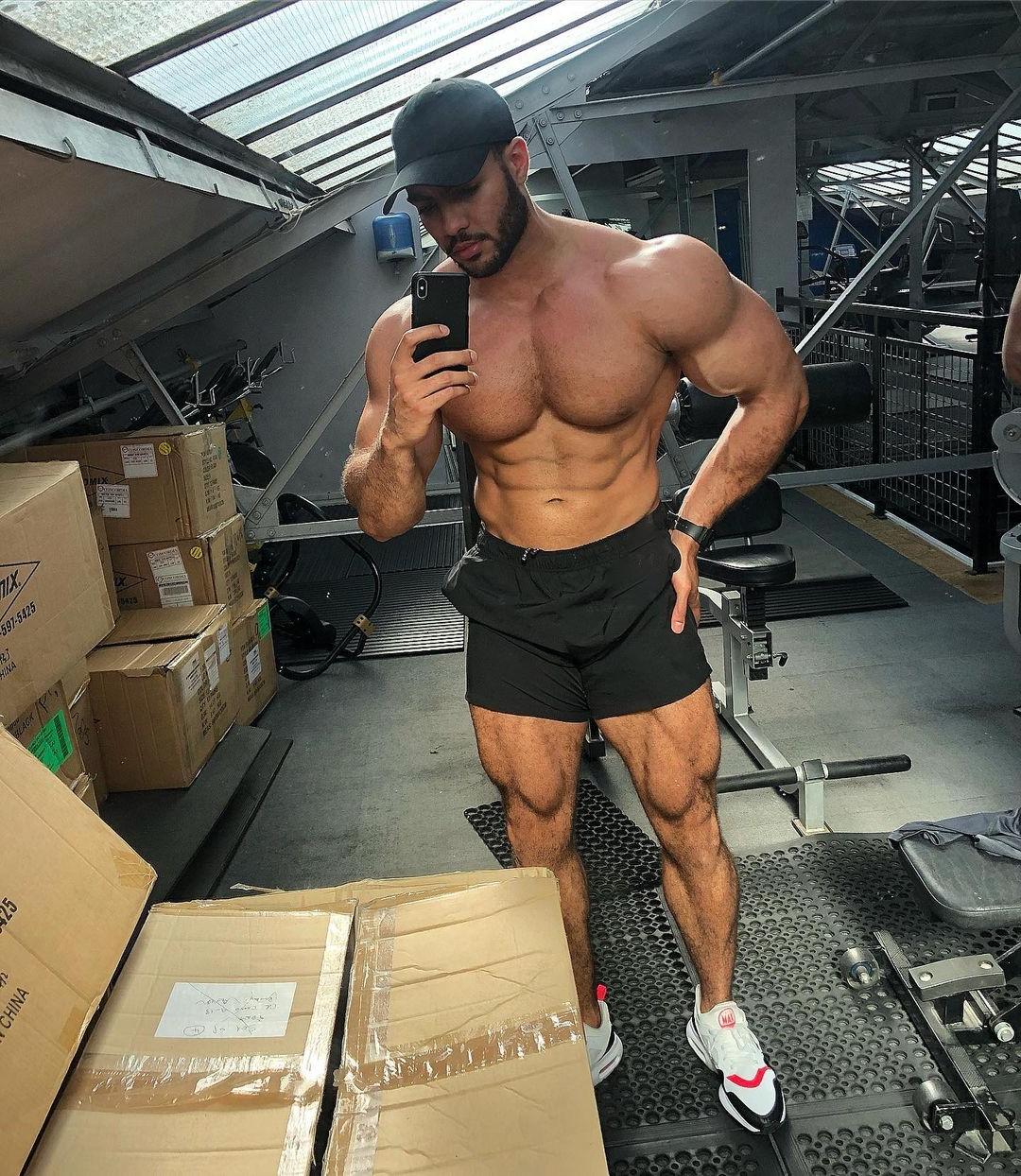 huge-shirtless-sexy-muscular-bodybuilder-justin-st-paul-biceps-strong-legs-selfie