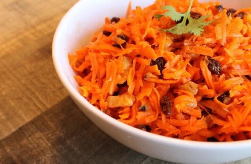 How to make a carrot salad with raisins