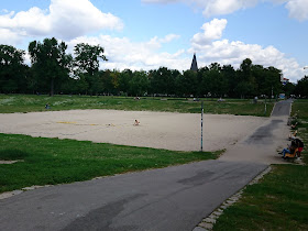 Blick in die Sandgrube im Volkspark Friedrichshain aus Westen.