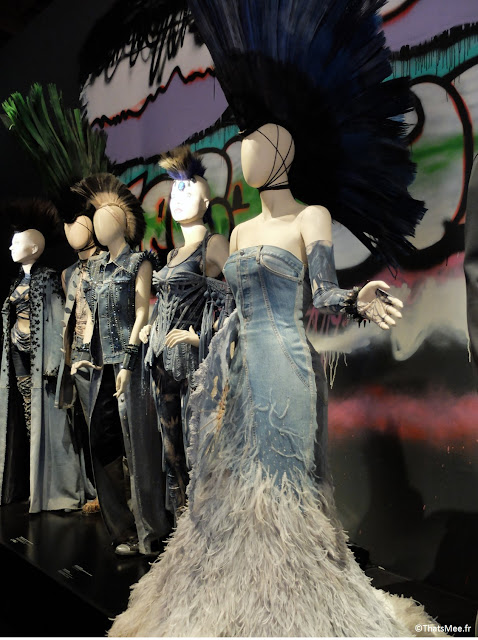 collection jean JPG, robe bustier jean et plumes haute-couture Jean-Paul Gaultier, expo JPG Grand Palais Paris