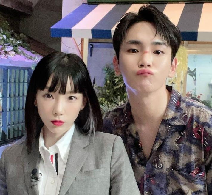 Taeyeon and Key snap photos at their 'Amazing Saturday' filming