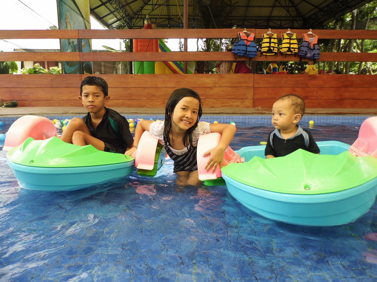 Zulvia Rumaida Serunya Bermain Air Di Kolam Renang Kampung Coklat Blitar