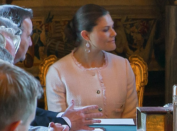 wedens King Carl Gustaf, flanked by Crown Princess Victoria, gestures during a cabinet meeting at the Royal Palace in Stockholm 