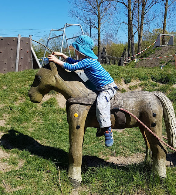 4 außergewöhnliche Spielplätze in der Umgebung von Kiel. Auf dem Gelände des Erlebnis-Bahnhofs Schönberg steht ein toller Abenteuer-Spielplatz!