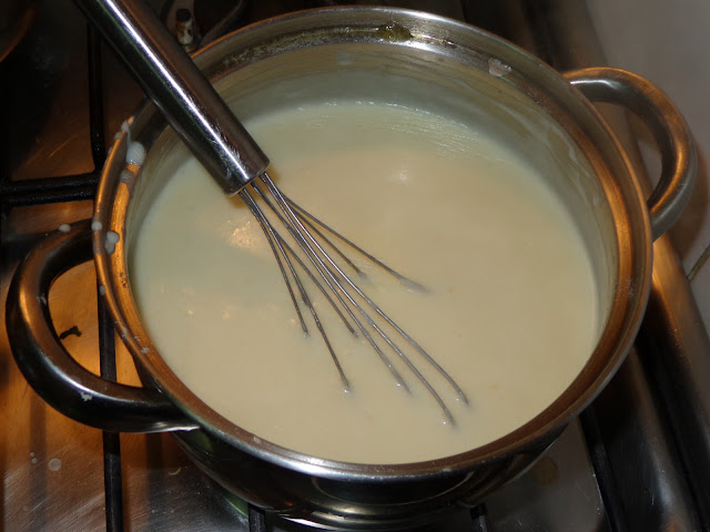 SALSA BLANCA  INGREDIENTES 3 cucharadas de mantequilla 4 cucharadas de harina de trigo para todo uso 2 tazas de leche 2 tazas de caldo de locos caliente 200 ml. de crema de leche 1¼ cucharaditas de sal o a su gusto  PREPARACION En una olla derretir la mantequilla a fuego moderado. Añadir la harina disolviendo en la mantequilla. Dorar lentamente la harina. Agregar la leche y revolver bien. Agregar el caldo de locos caliente, sal y revolver bien nuevamente. La salsa espesará y cocinar lentamente por unos 10 minutos para que se cocine bien la harina. Asegúrese de revolver continuamente para que la harina no se queme en el fondo. Terminar la salsa agregando la crema y cocinar por un par de minutos más.