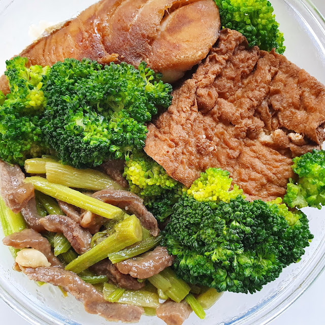 今日午餐：土魠魚、芹菜炒牛肉、油豆腐、青花菜，2021.04.26