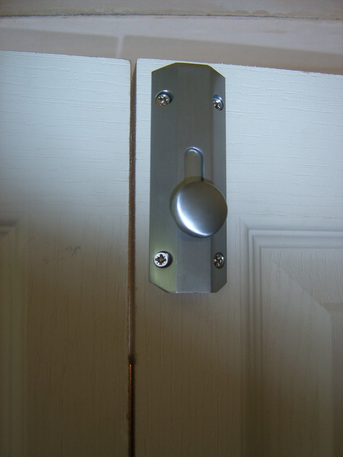 bifold door with lock