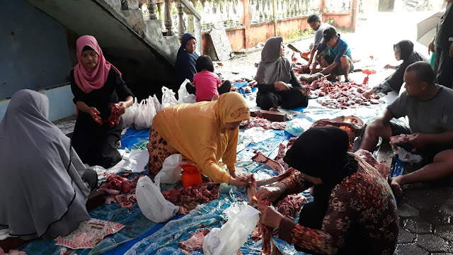 Panitia memotong daging hewan kurban di Pulau Nias