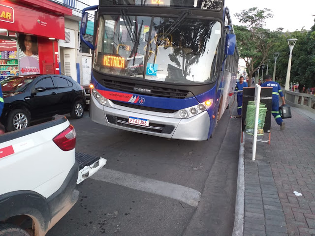 Ônibus falta combustível e gera engarrafamento no centro de Jacobina