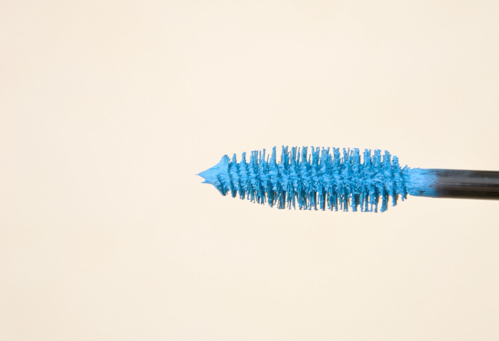 Marine Magpie Mascara Color Shock Turquoise de Maybelline // Collection Urban Surf