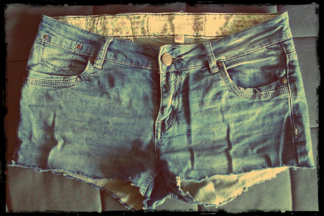 .: Bleached shorts...