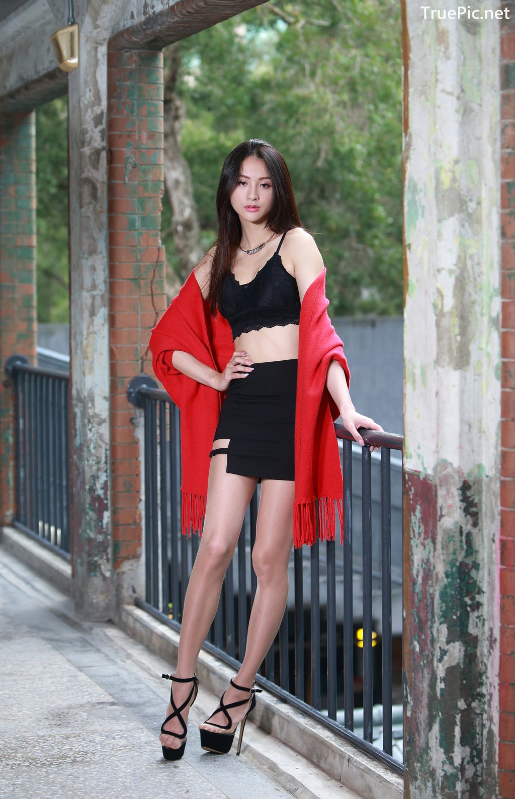Image-Taiwanese-Beautiful-Long-Legs-Girl-雪岑Lola-Black-Sexy-Short-Pants-and-Crop-Top-Outfit-TruePic.net- Picture-2
