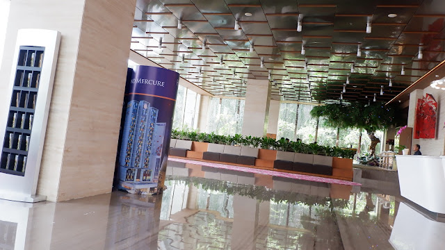lobi hotel grand mercure yang megah