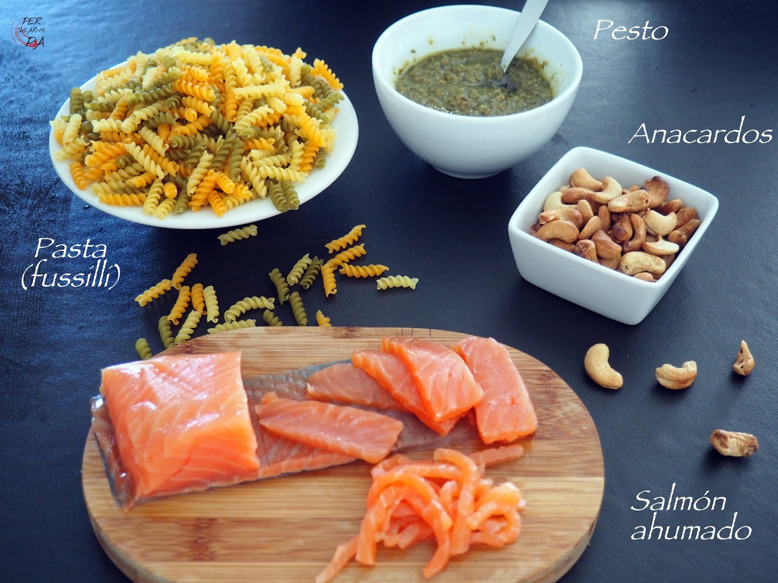 Per sucarhi pa, gastronomía y viajes Pasta con salmón ahumado, pesto de eneldo y anacardos