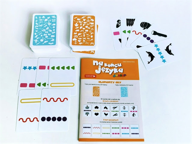 Gra słowna Na końcu języka , na zdjęciu elementy gry czyli kart w dwóch kolorach talii, niebieskim i pomarańczowym oraz krótka instrukcja