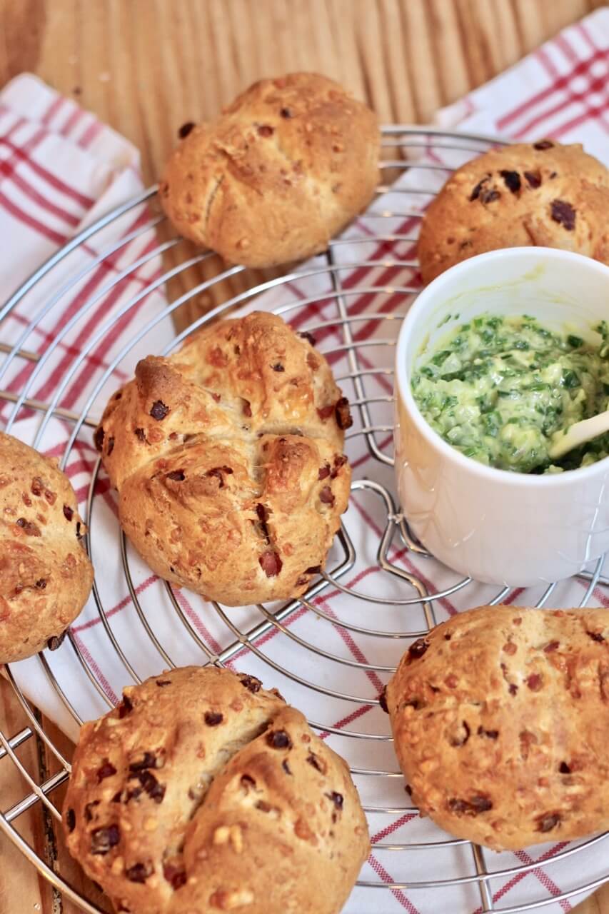 HOME OF HAPPY: BIERBRÖTCHEN MIT ZWIEBEL-KNOBLAUCH-BUTTER