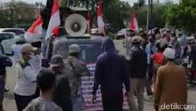 Demonstran Penolak HRS dan Massa FPI Nyaris Bentrok di Karawang