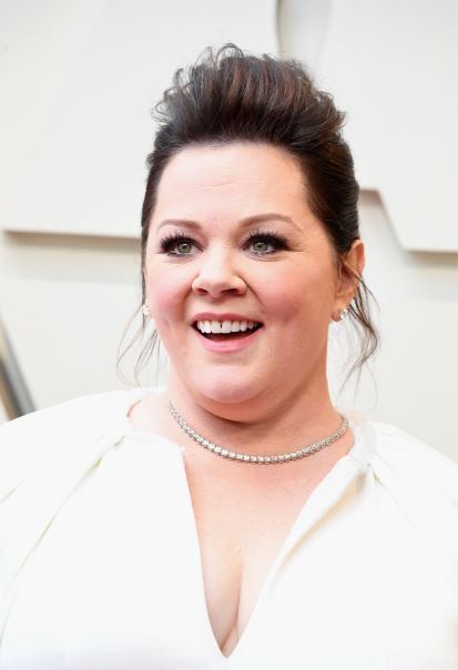 Melissa McCarthy sceglie degli orecchini punti luce e una collana modello tennis con diamanti Forevermark.