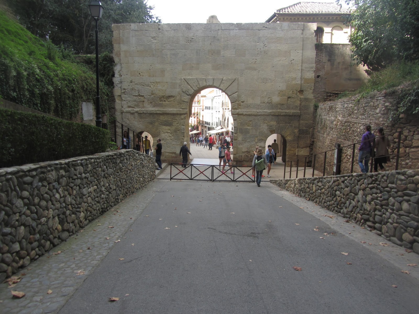 Vista trasera de La Puerta de Las Granadas y cuesta de Gomérez.