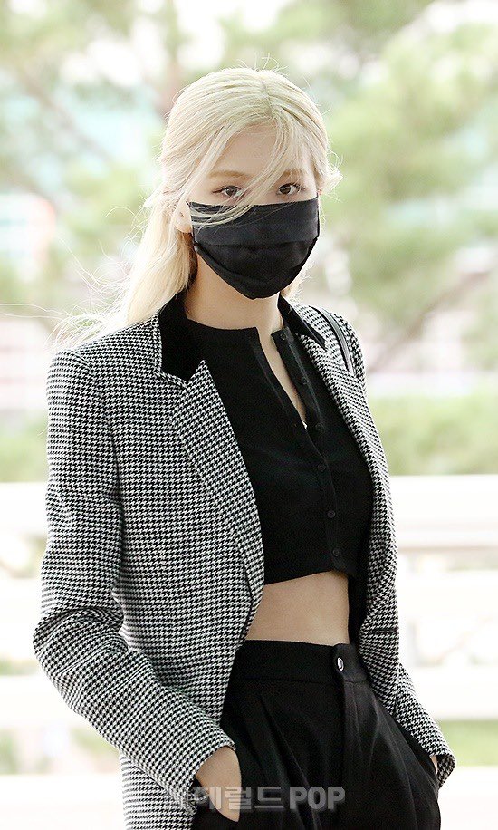 [연예] [사진]         오늘 공항출국한 귀여운 블랙핑크 로제와 지수 사진 모음 -  와이드섬