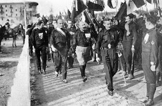 Benito Mussolini, faşist Kara Gömlekliler ile Roma Yürüyüşü'nde, 1922