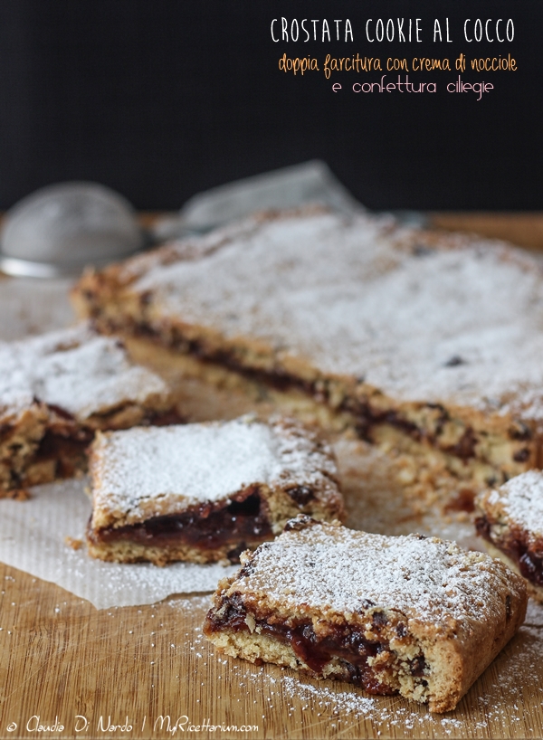 Crostata di frolla cookie al cocco, doppia farcitura con crema di nocciole e confettura ciliegie