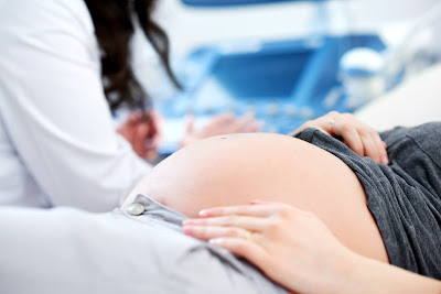 Doctora con mujer embarazada