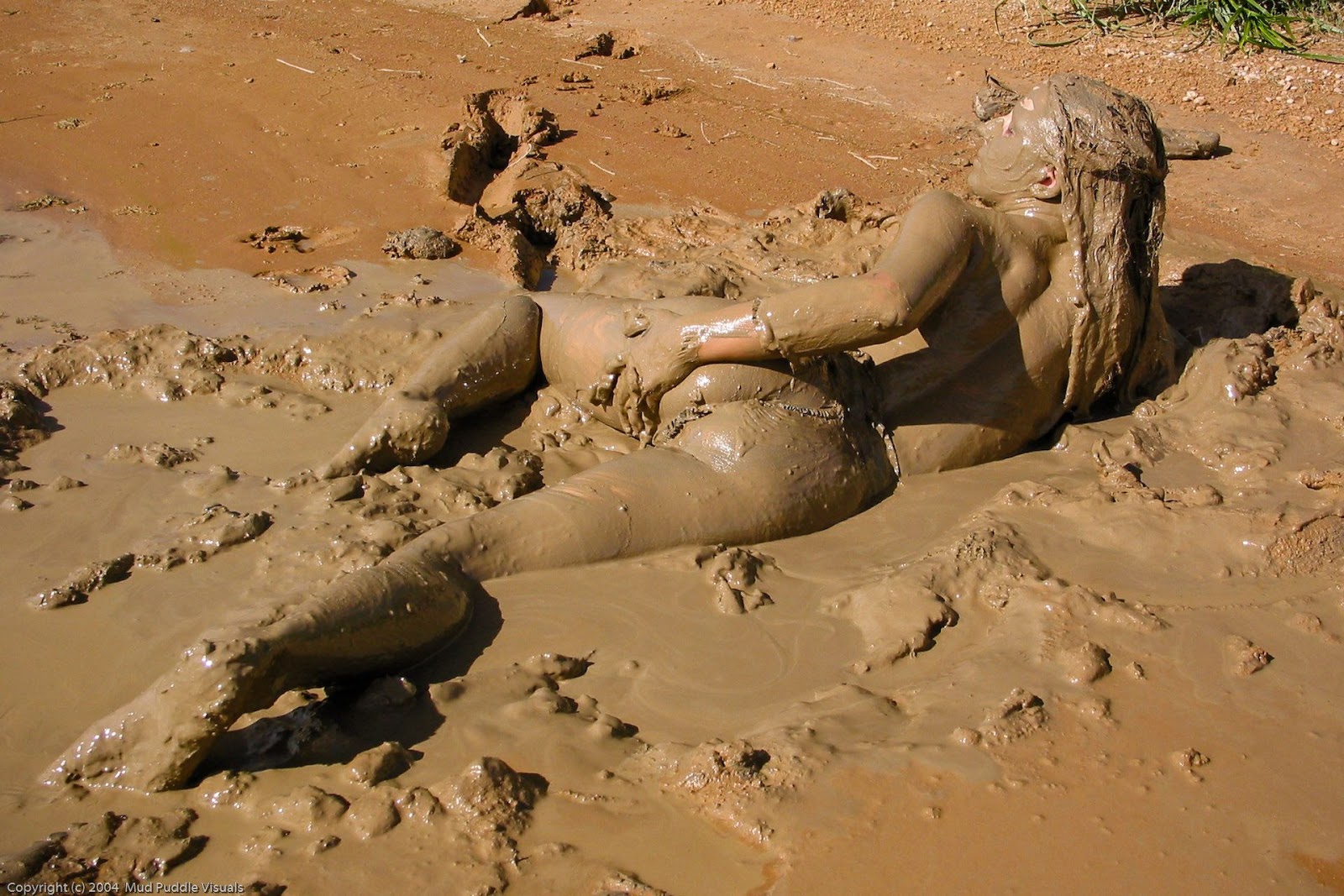 que una chica metiéndose en el barro como una especie divertida e inocente ...