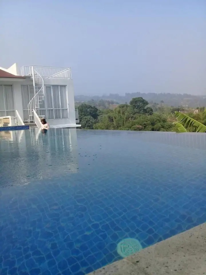 villa dengan infinity pool di puncak bogor