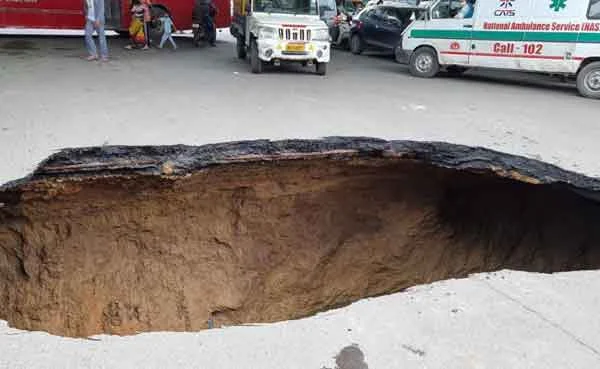 News, National, India, New Delhi, Traffic, Passengers, Road, Vehicles, Huge Chunk Of Road Caves In Under Flyover In South Delhi, Stops Traffic