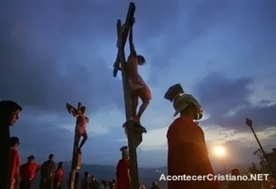 Jesucristo crucificado en una cruz rodeado de soldados romanos