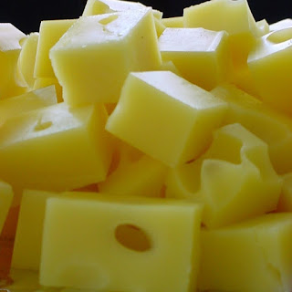 Tirozin ilk olarak peynirden elde edilmiştir.